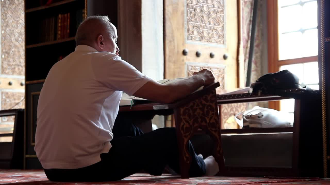 Download Stock Video Adult Man Reading The Quran Inside A Mosque Live Wallpaper for PC