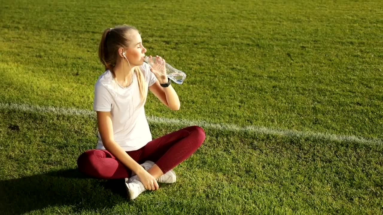 Download Stock Video Athlete Woman Drinking Water And Resting Live Wallpaper For PC