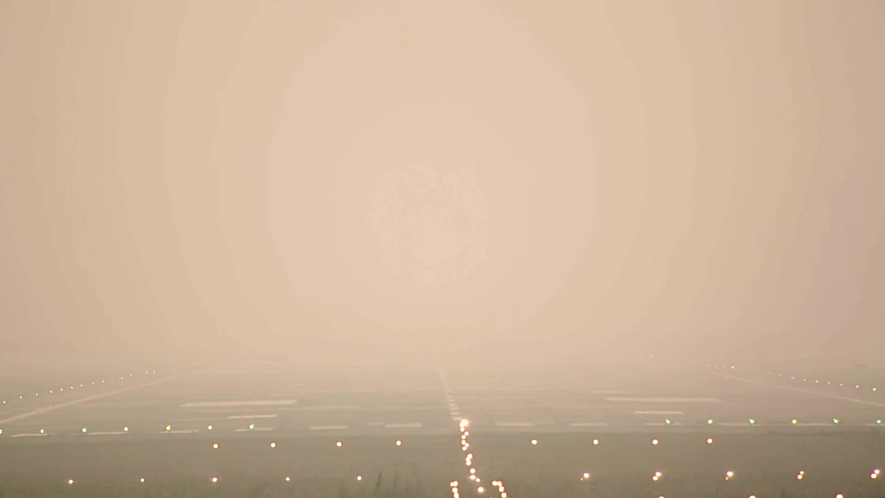 Download Stock Video Airplane Landing In The Fog Live Wallpaper For PC