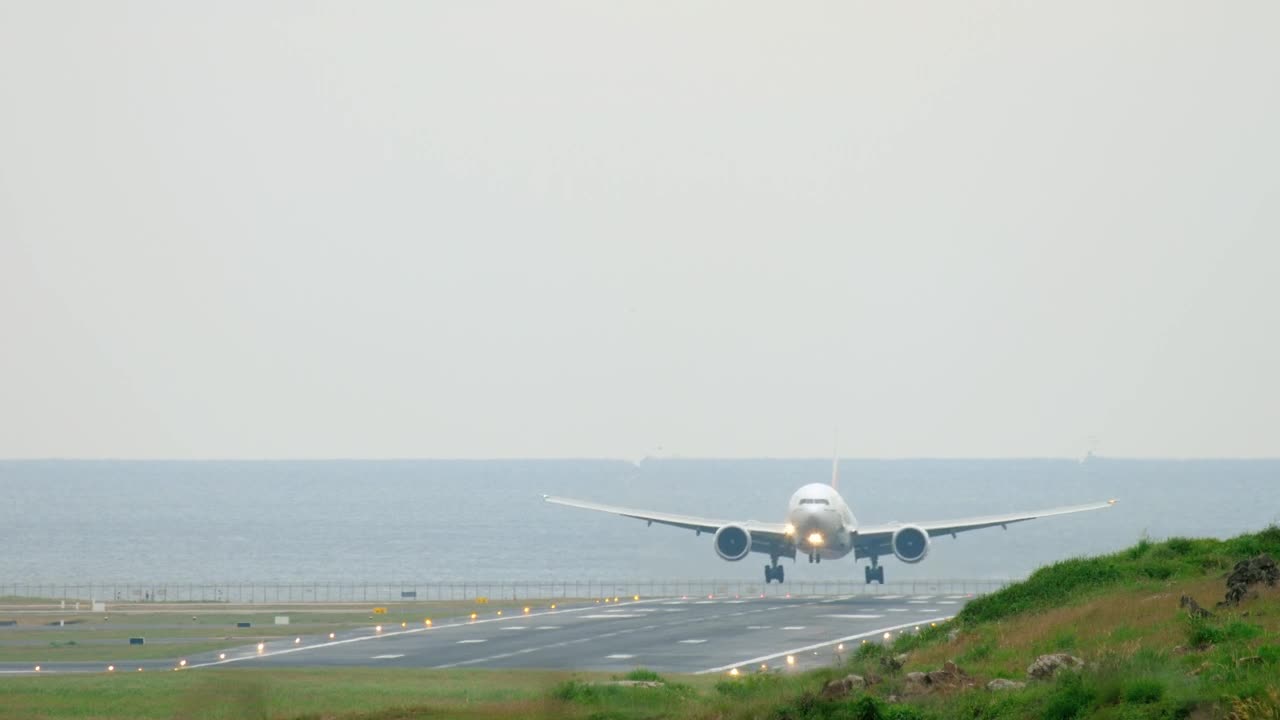 Download Stock Video Airplane Landing In The Distance Live Wallpaper For PC