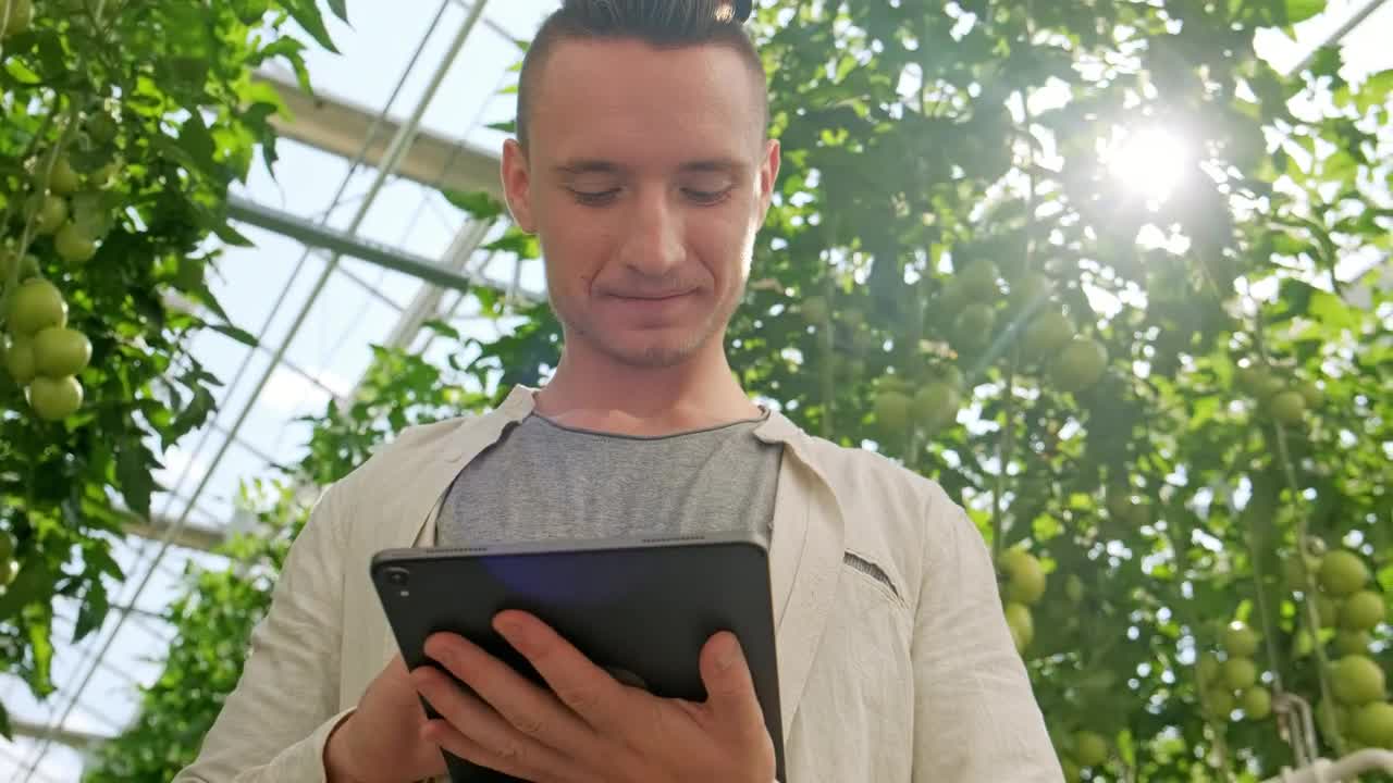 Download Stock Video Agronomist Working On A Tablet Live Wallpaper For PC