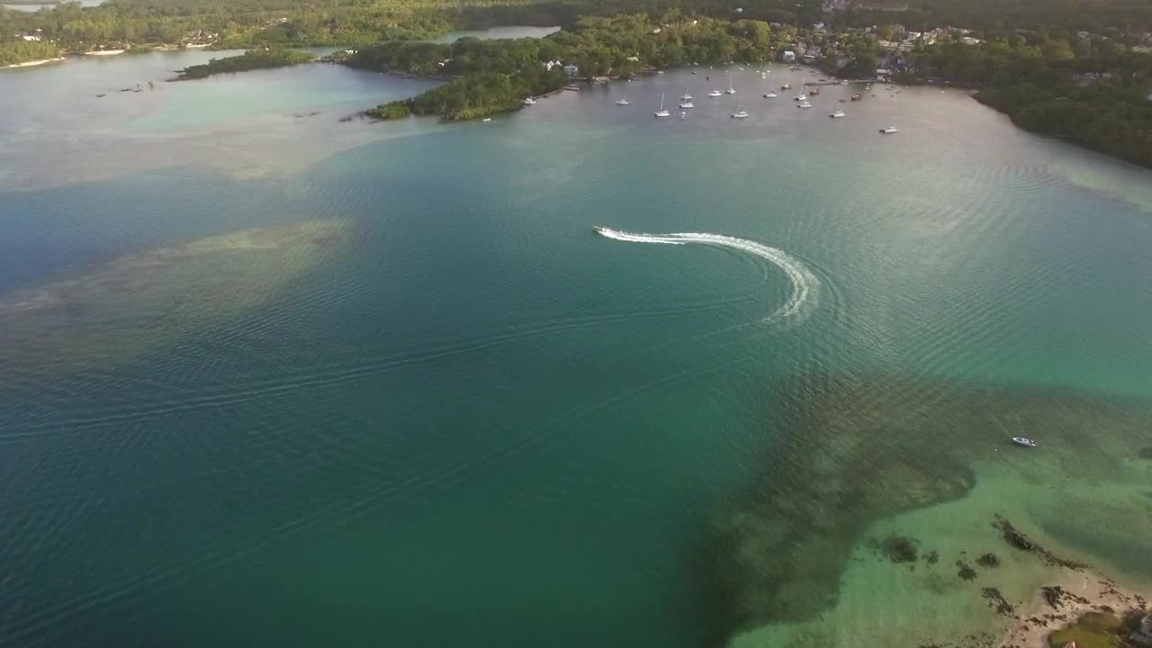 Download Stock Video Boat Travelling Quickly Around A Bay Live Wallpaper For PC