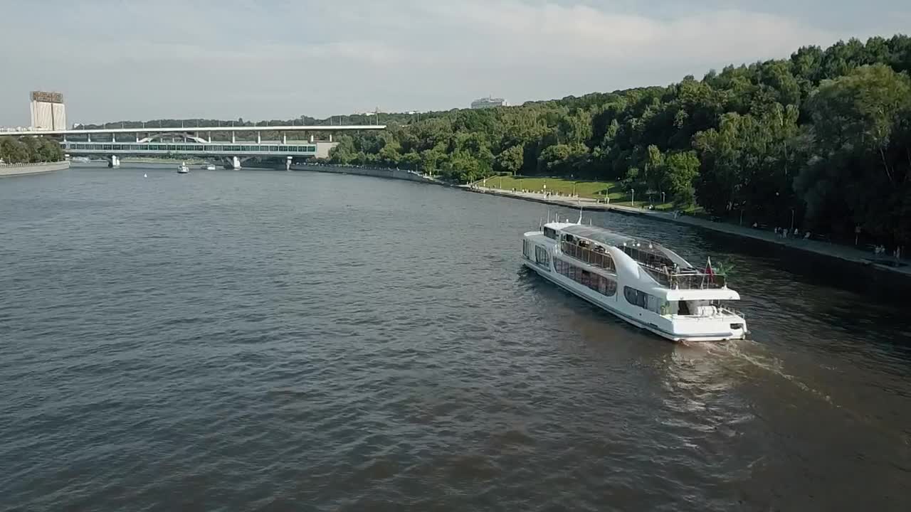 Download Stock Video Boat Heading Towards Two Bridges Live Wallpaper For PC