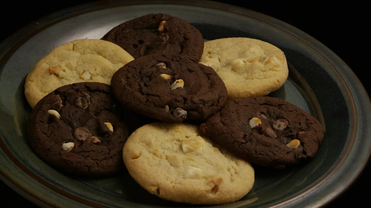 Download Video Stock Chocolate Cookies On A Plate Rotating Live Wallpaper For PC