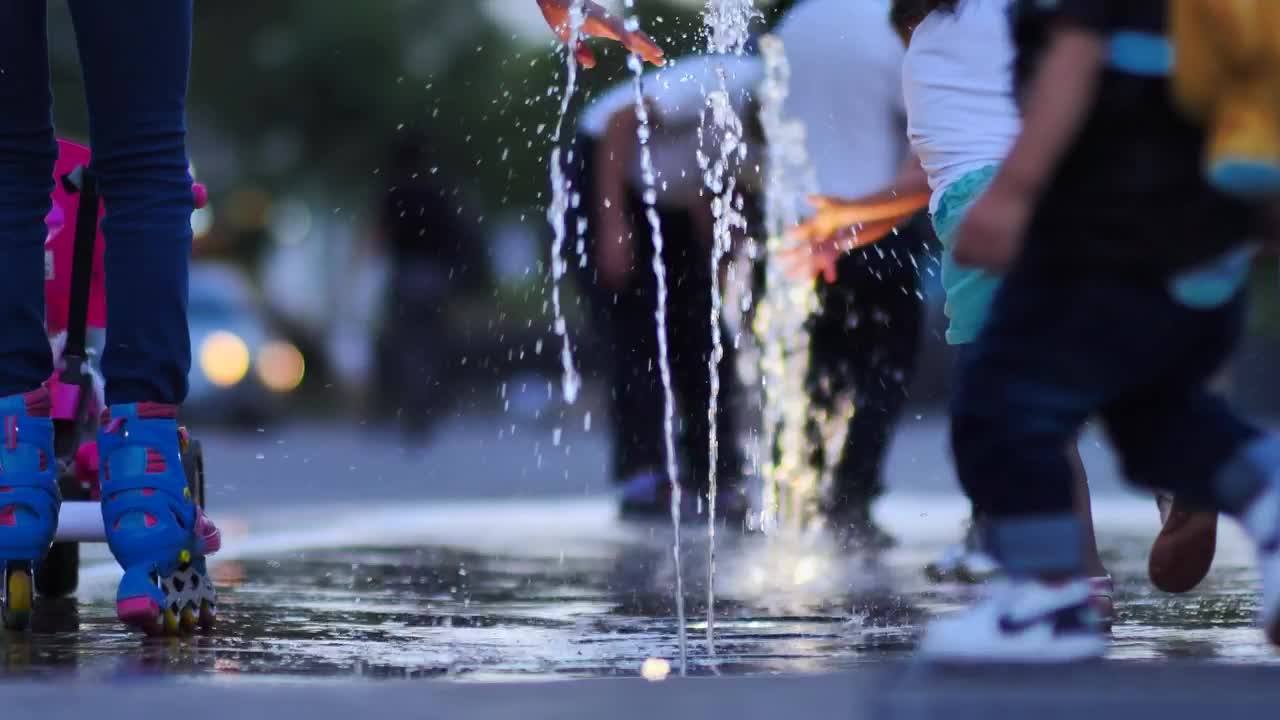 Download Video Stock Children Playing With A Dancing Fountain Live Wallpaper For PC