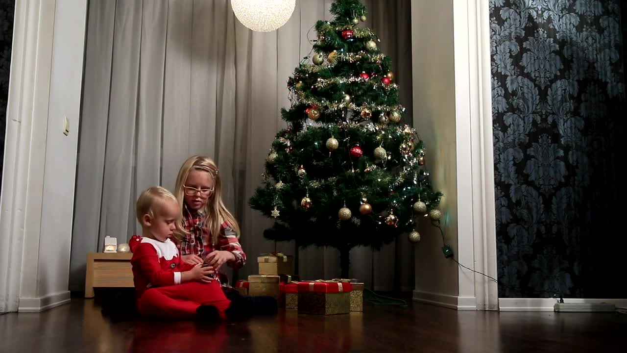 Download Video Stock Children Opening Gifts On Christmas Morning Live Wallpaper For PC