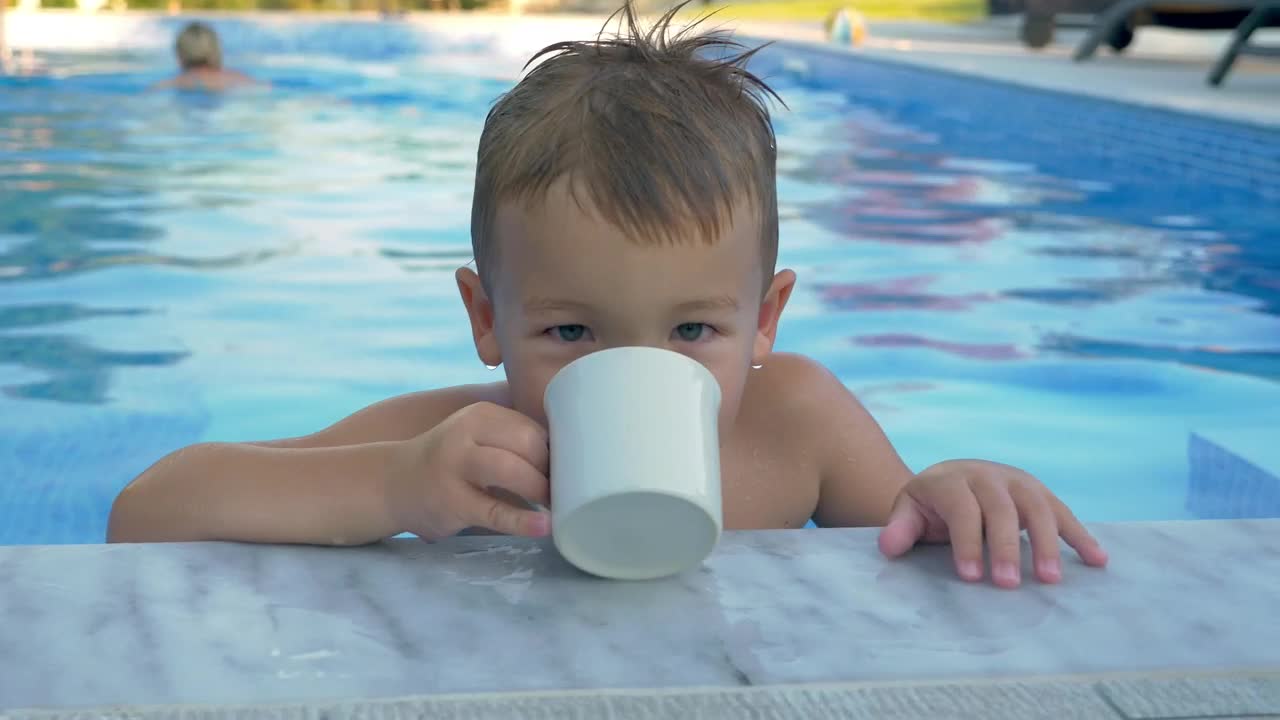 Download Video Stock Child Drinking From A Cup In The Pool Live Wallpaper For PC