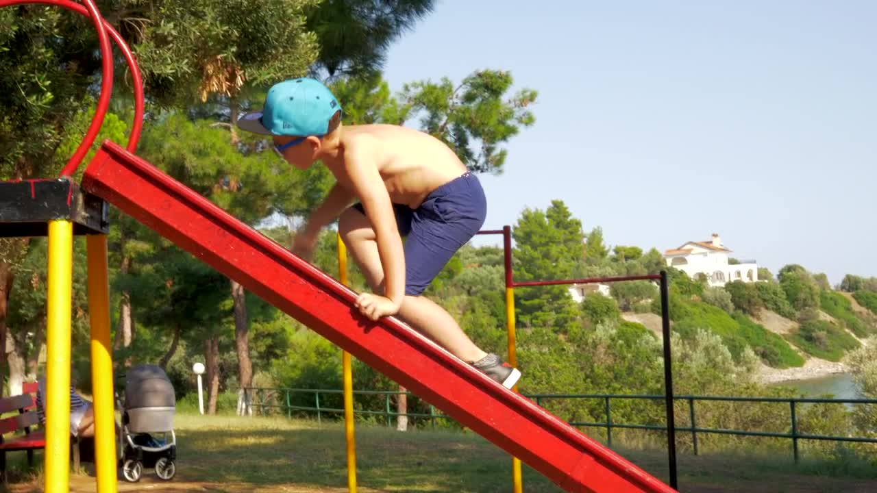 Download Video Stock Child Climbing In A Park Live Wallpaper For PC