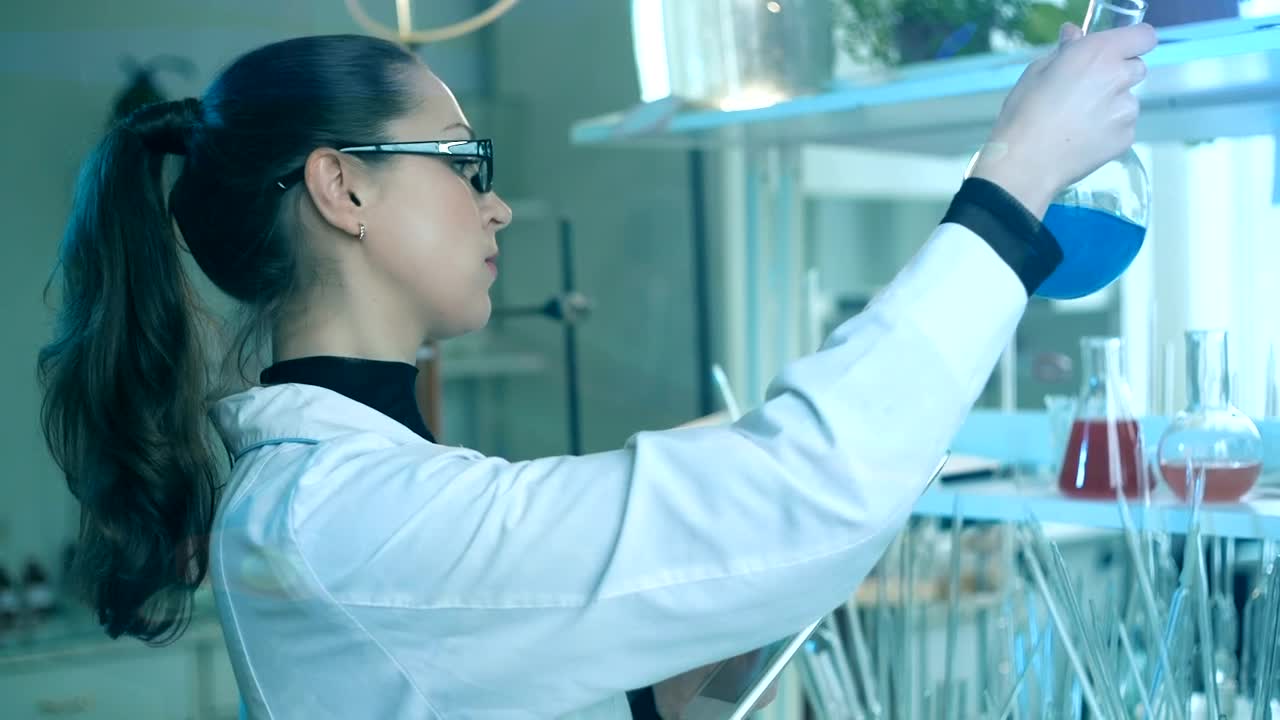 Download Video Stock Chemist Working In The Laboratory With Her Tablet Live Wallpaper For PC