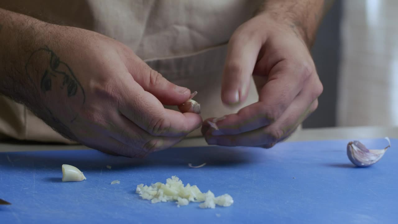 Download Video Stock Chef Peeling Garlic Live Wallpaper For PC