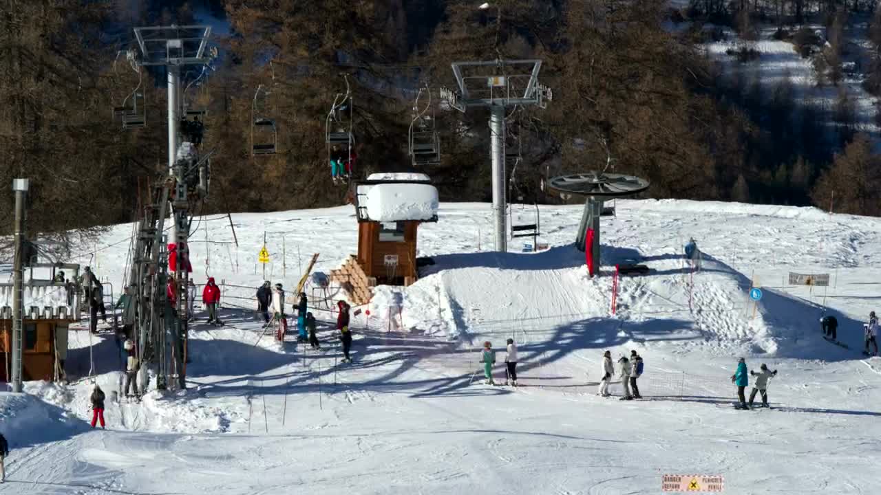 Download Video Stock Chairlift Base And Skiers Live Wallpaper For PC