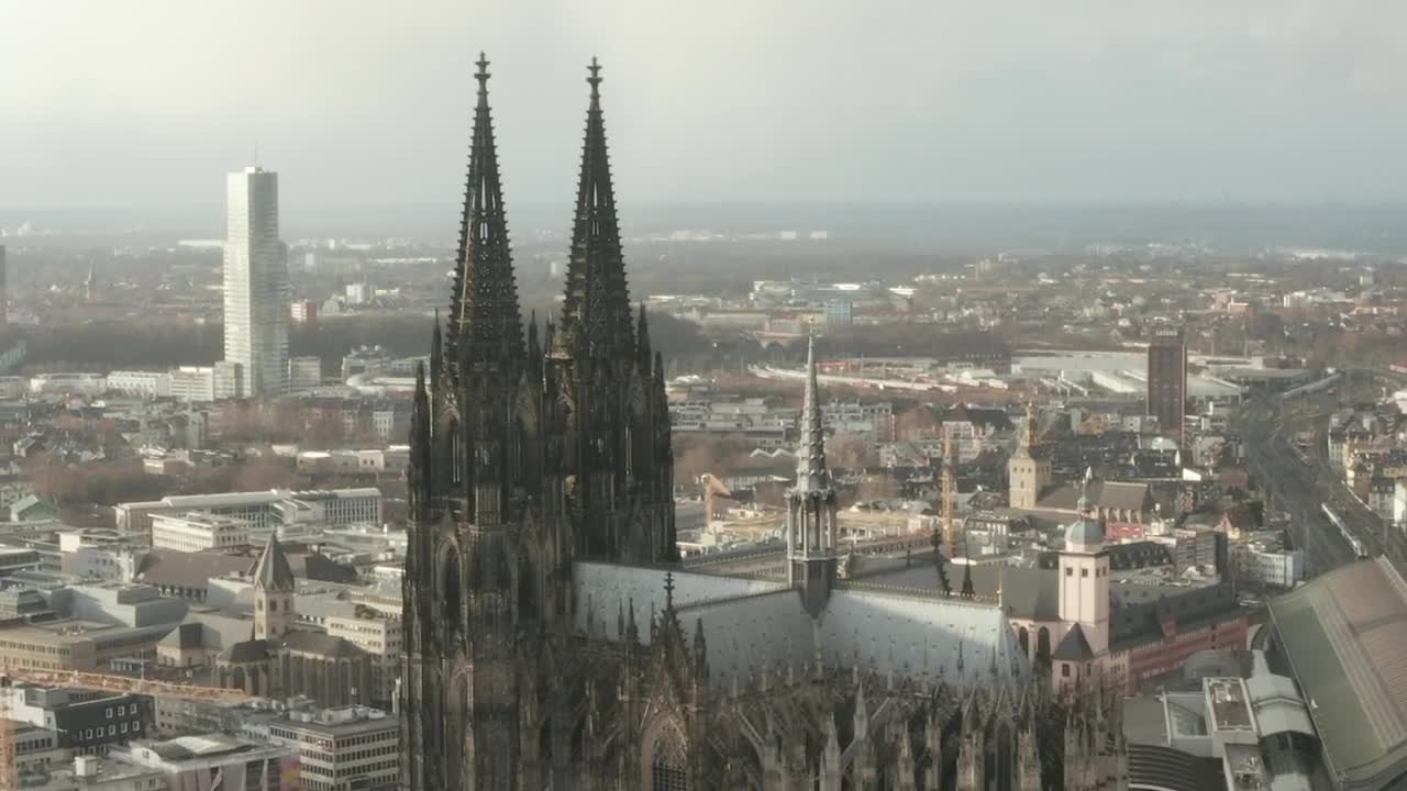 Download Video Stock Cathedral In A European City Live Wallpaper For PC