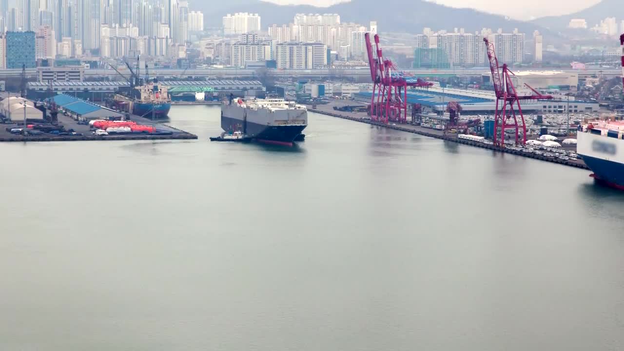 Download Video Stock Cargo Ship Leaving A Port In A City Live Wallpaper For PC