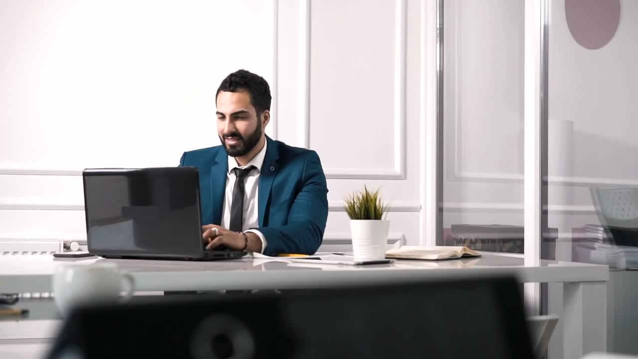 Download Video Stock Businessman Working On His Laptop Live Wallpaper For PC