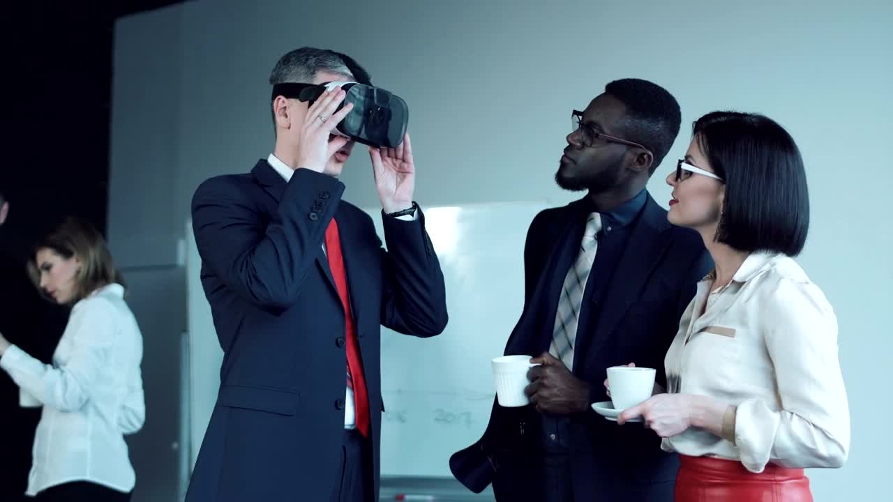 Download Video Stock Businessman Trying A Virtual Reality Headset Live Wallpaper For PC