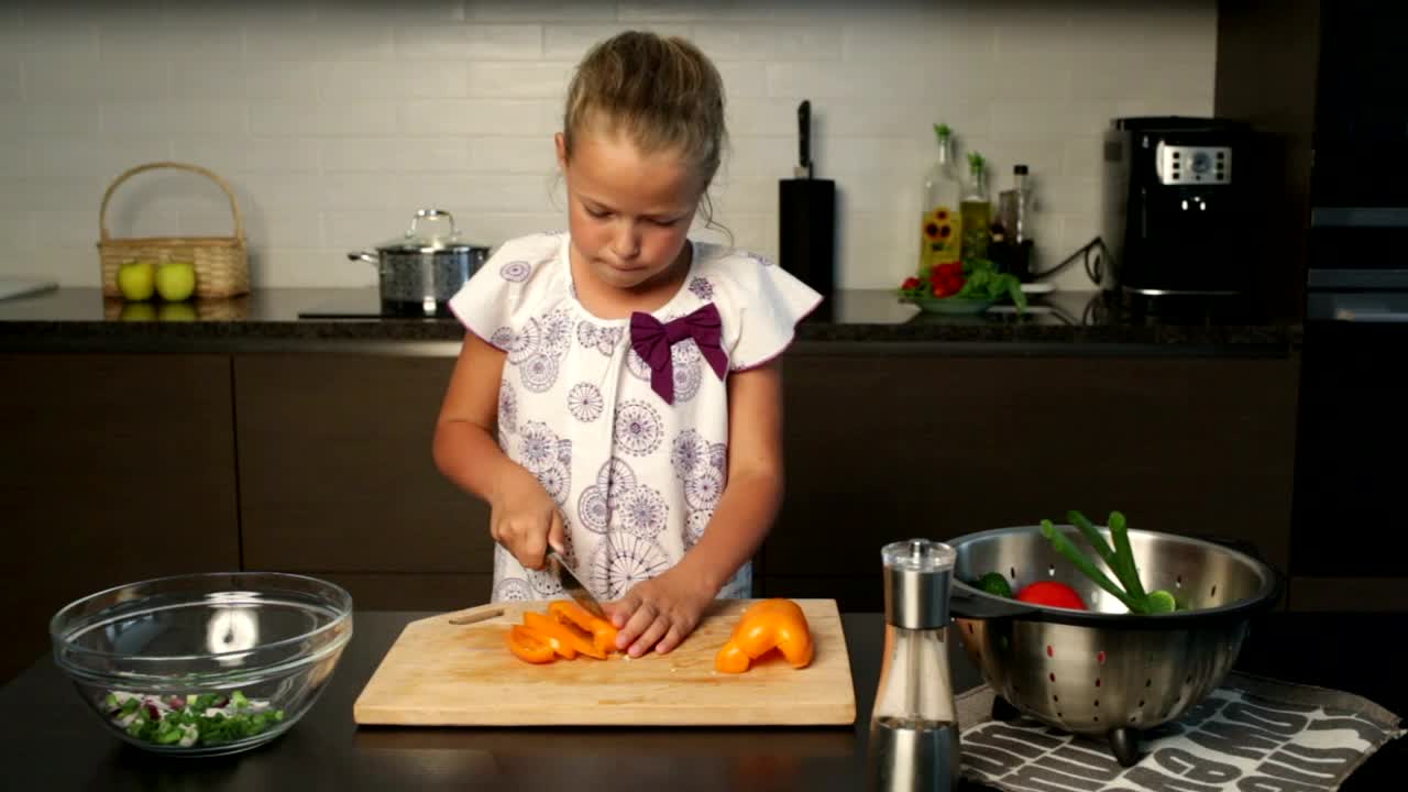 Download Stock Video Cutting Peppers In The Kitchen Live Wallpaper For PC