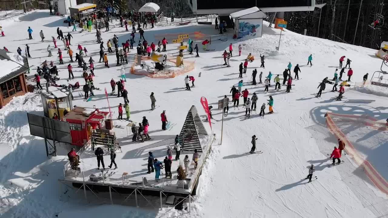 Download Stock Video Crowd Of Skiers In The Top Of The Mountain Live Wallpaper For PC