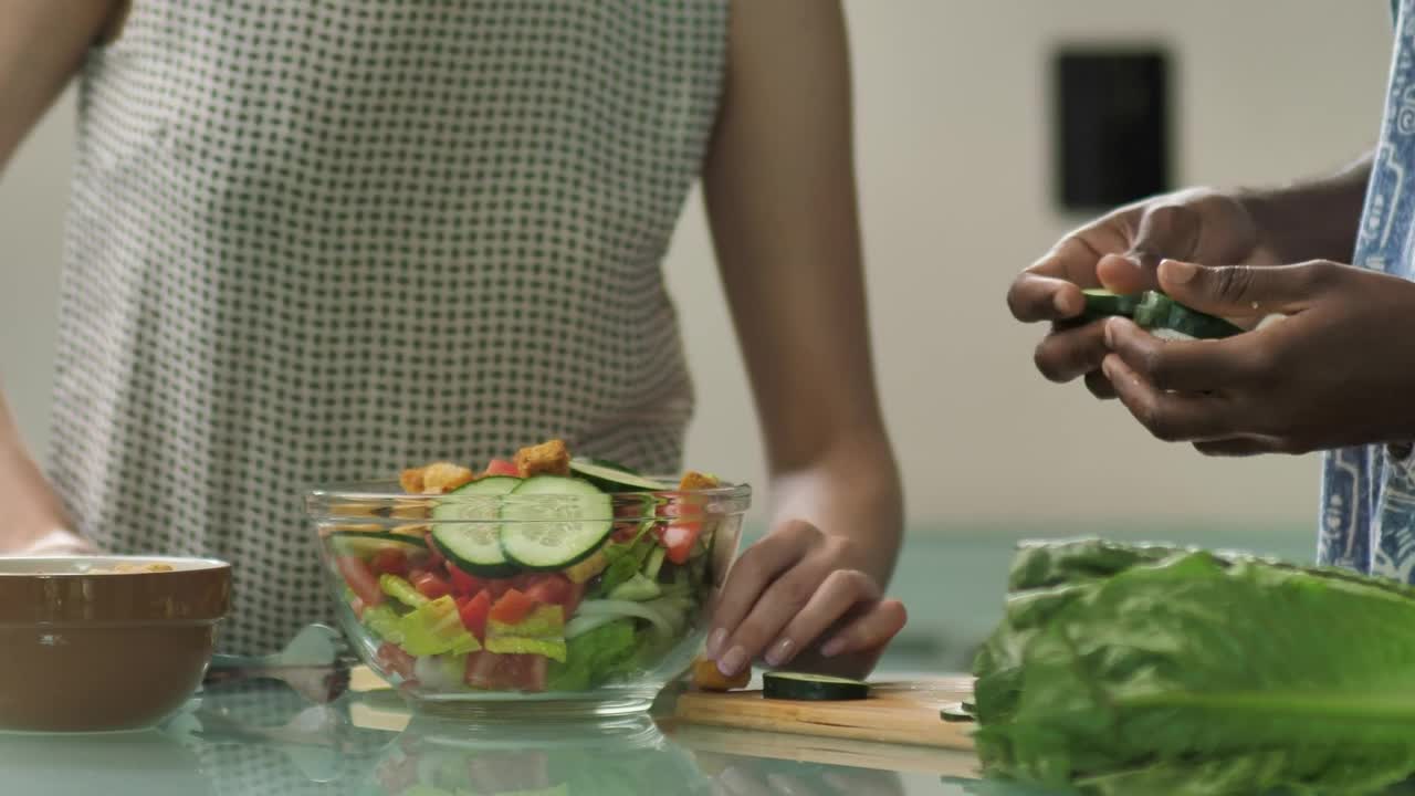 Download Stock Video Couple Preparing Salad In Kitchen Live Wallpaper For PC