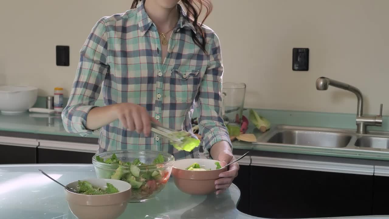 Download Stock Video Couple Preparing For A Healthy Dinner Live Wallpaper For PC