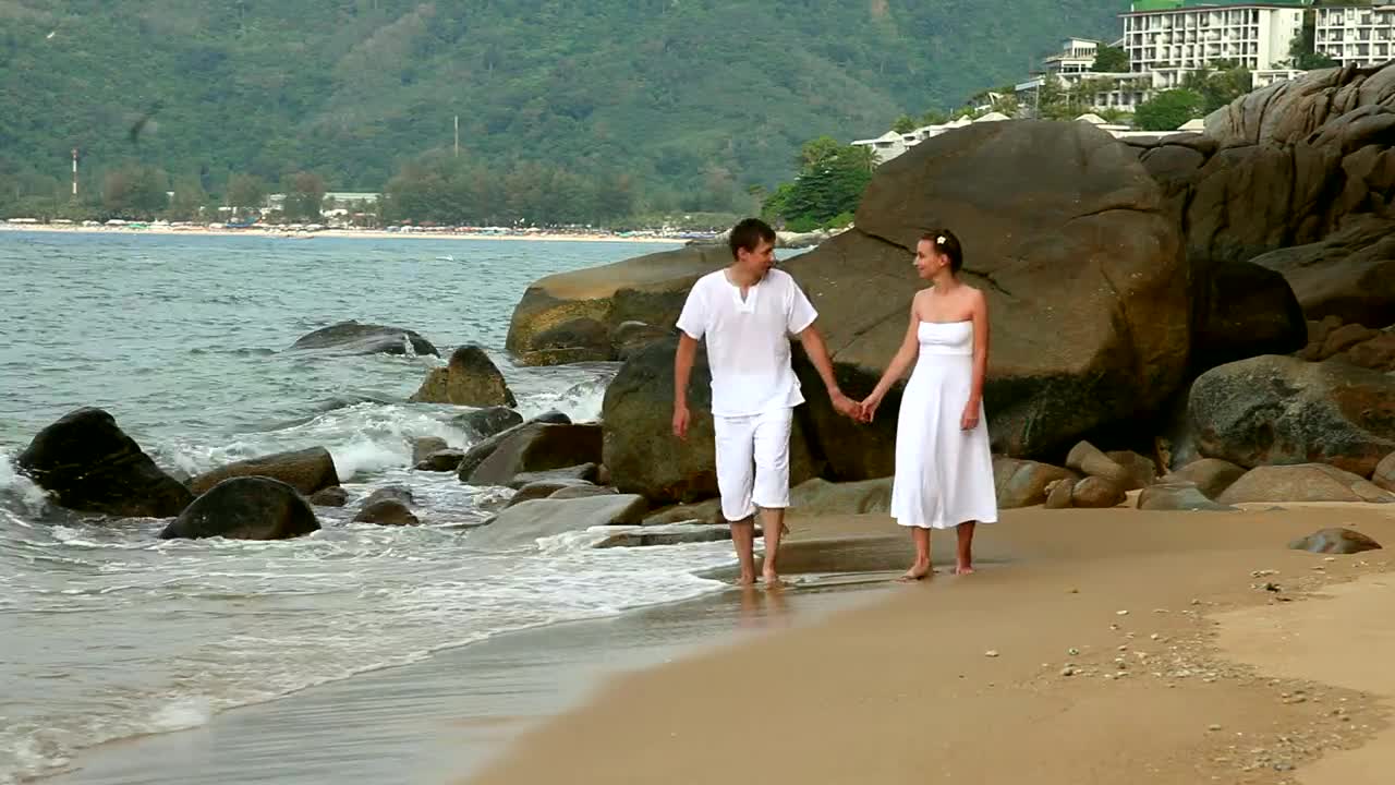 Download Stock Video Couple Holding Hands Walking In The Beach Live Wallpaper For PC