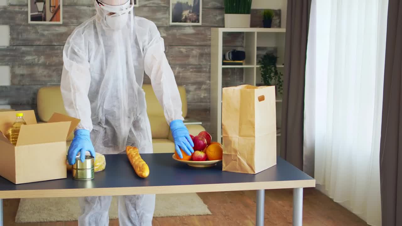 Download Stock Video Coronavirus Quaratine Grocery Delivery Man Packs Food Live Wallpaper For PC