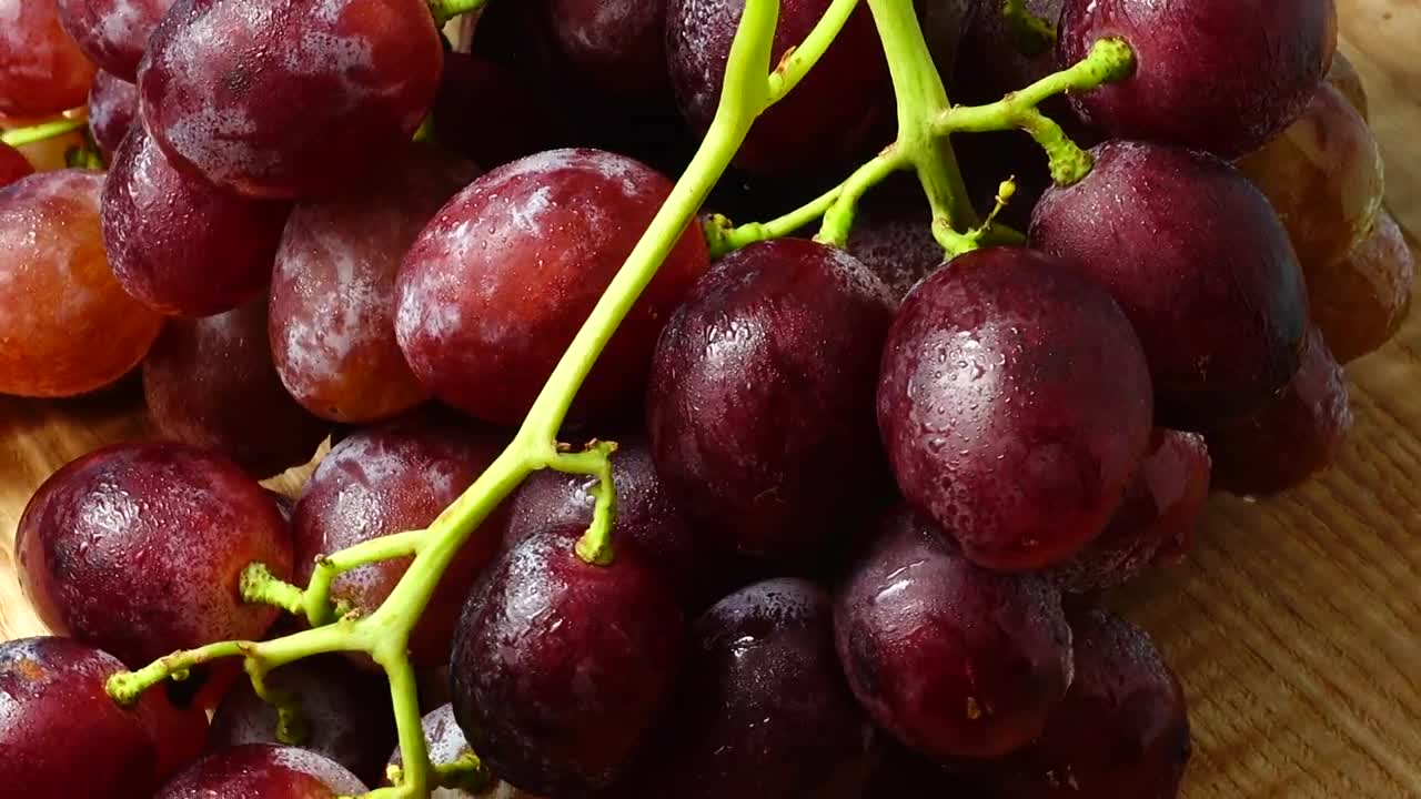 Download Stock Video Cold Grapes On The Table Live Wallpaper For PC