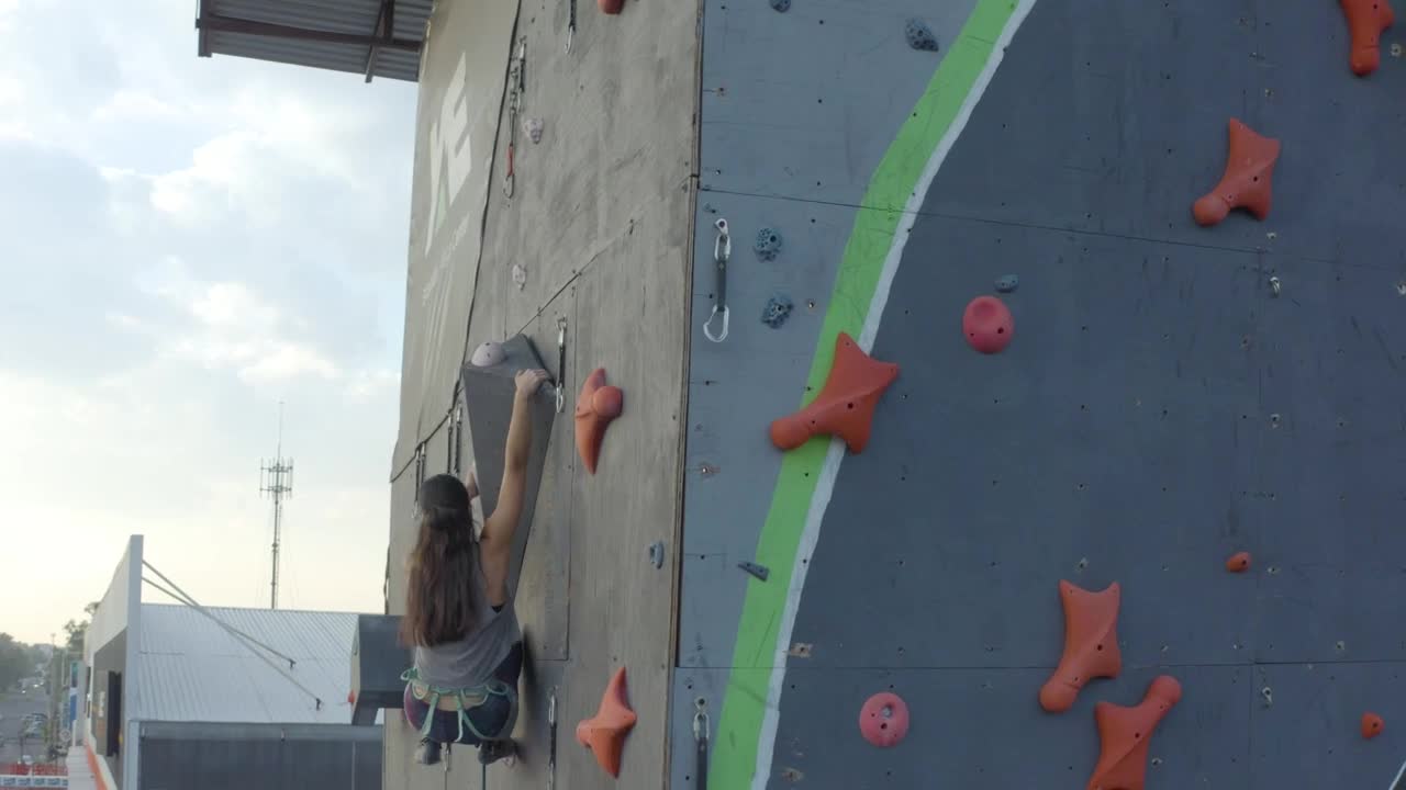 Download Stock Video Experienced Female Mountaineer Climbing On Top Of A Wall Live Wallpaper For PC