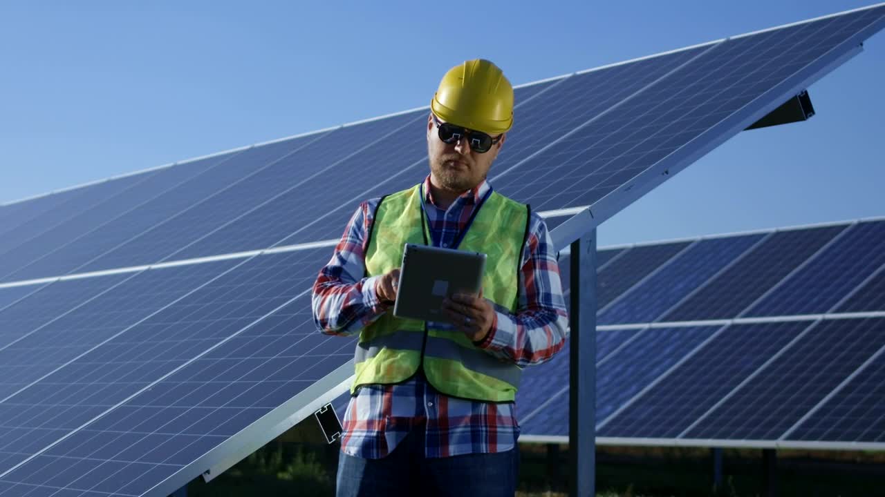 Download Stock Video Engineer With A Tablet In The Solar Panels Field Live Wallpaper For PC