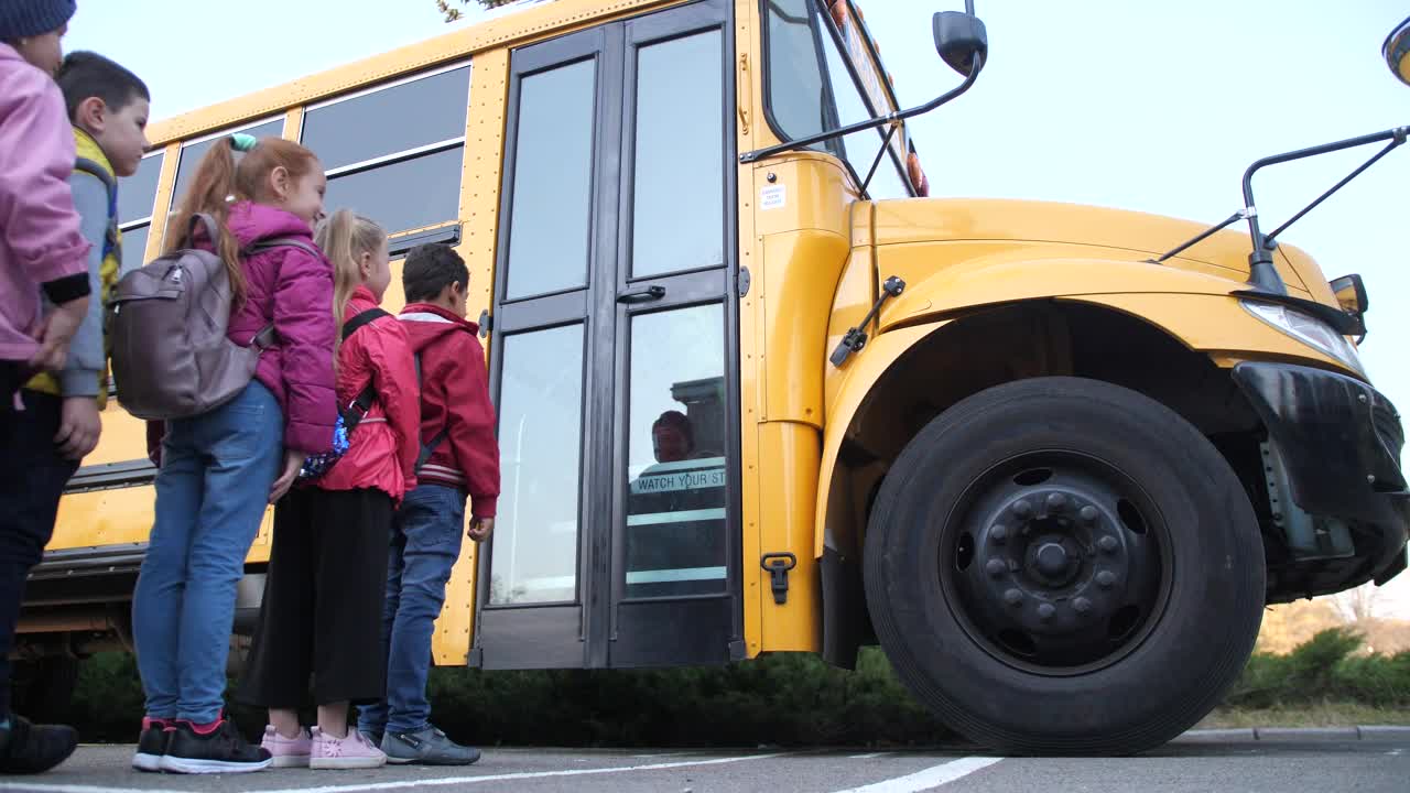 Download Stock Video Elementary Kids Boarding The Bus Live Wallpaper For PC