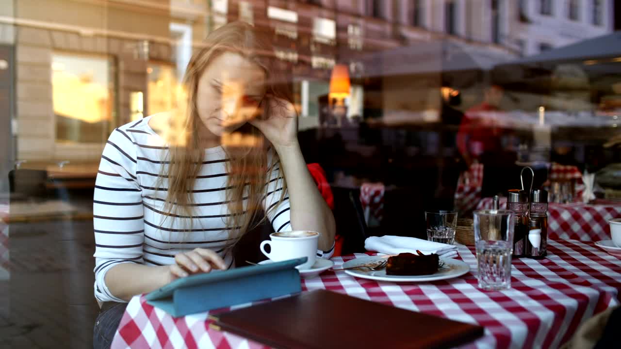 Download Stock Video Eating Cake In A City Cafe Live Wallpaper For PC