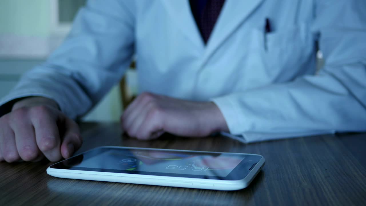 Download Stock Video Doctor Using A Tablet On The Desk Live Wallpaper For PC