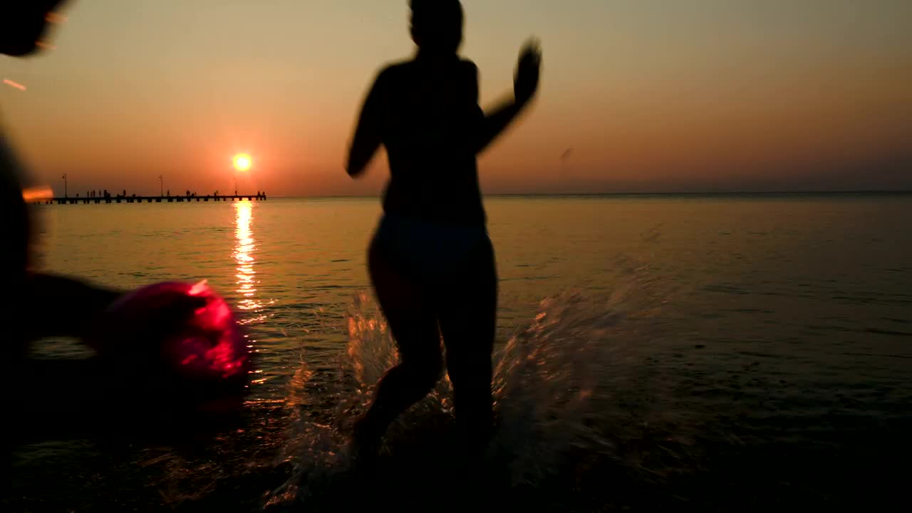 Download Stock Video Family Running Into The Ocean Together Live Wallpaper For PC