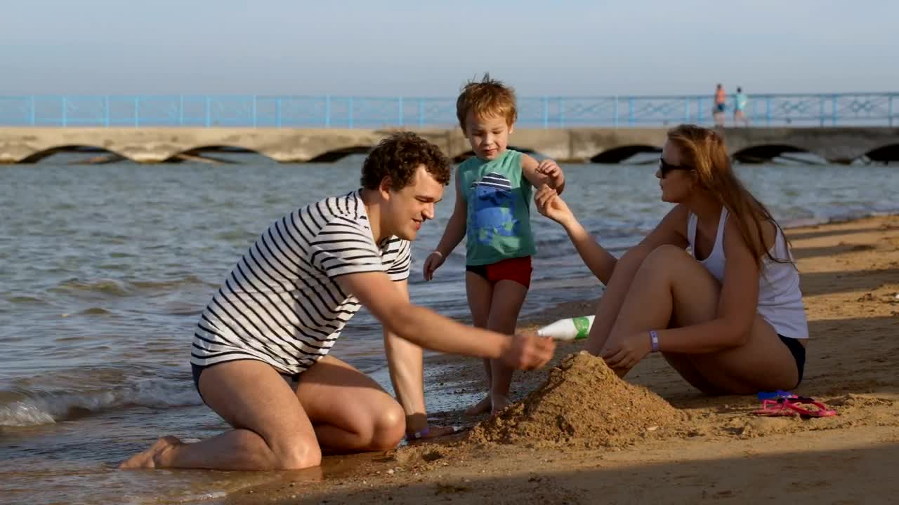 Download Stock Video Family Playing With Wet Sand Live Wallpaper For PC