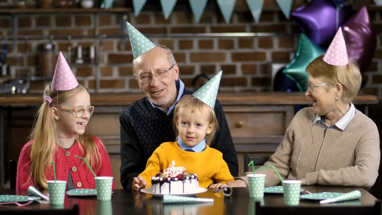 Download Stock Video Family Celebrating A Birthday Live Wallpaper For PC