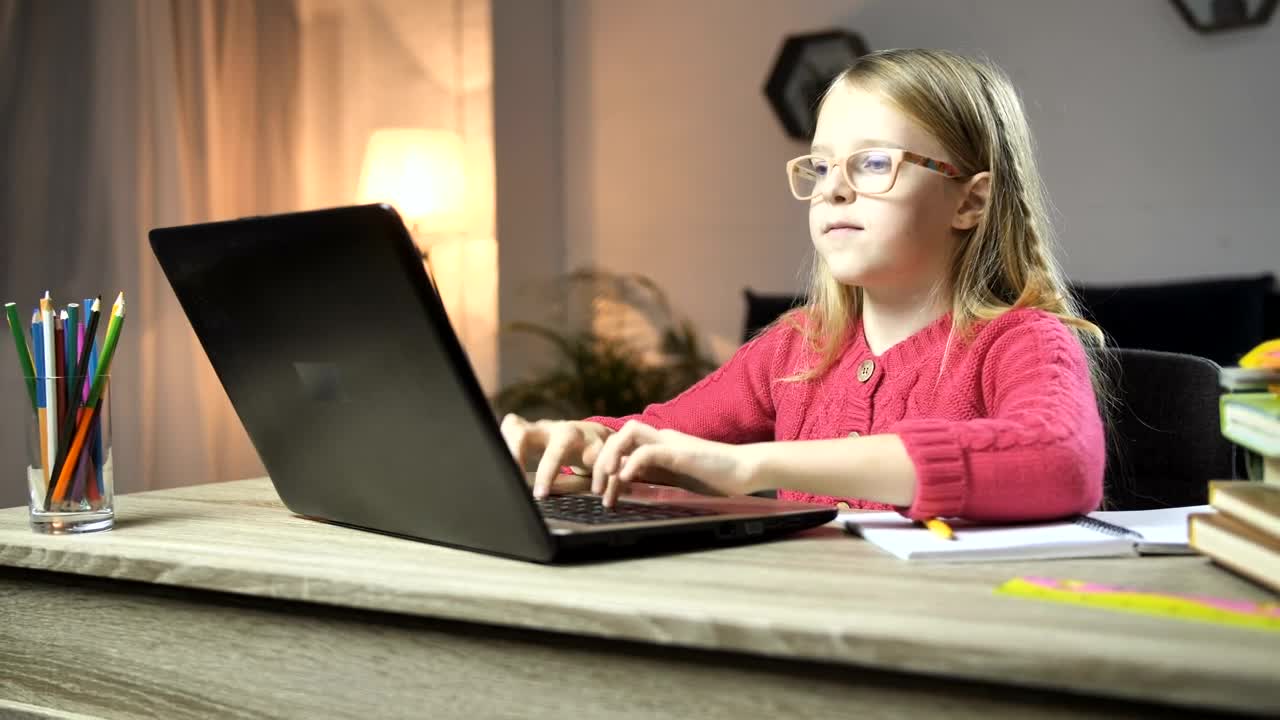 Download Stock Video Girl Typing On The Computer At Her Desk Live Wallpaper For PC