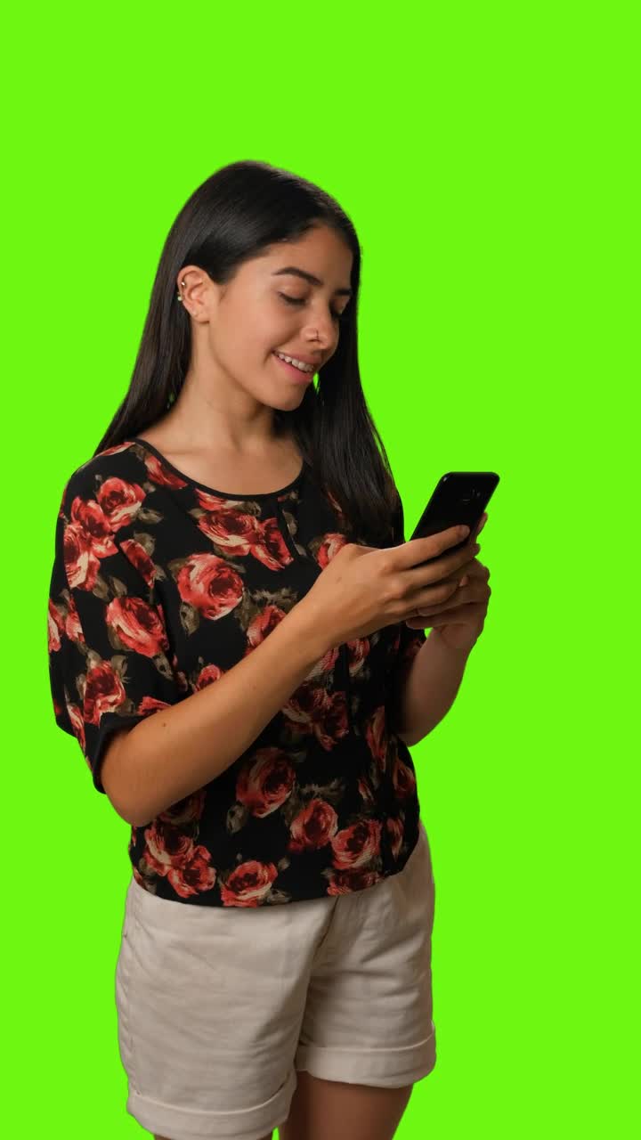 Download Stock Video Girl Sending A Selfie By Cell Phone On A Green Live Wallpaper For PC