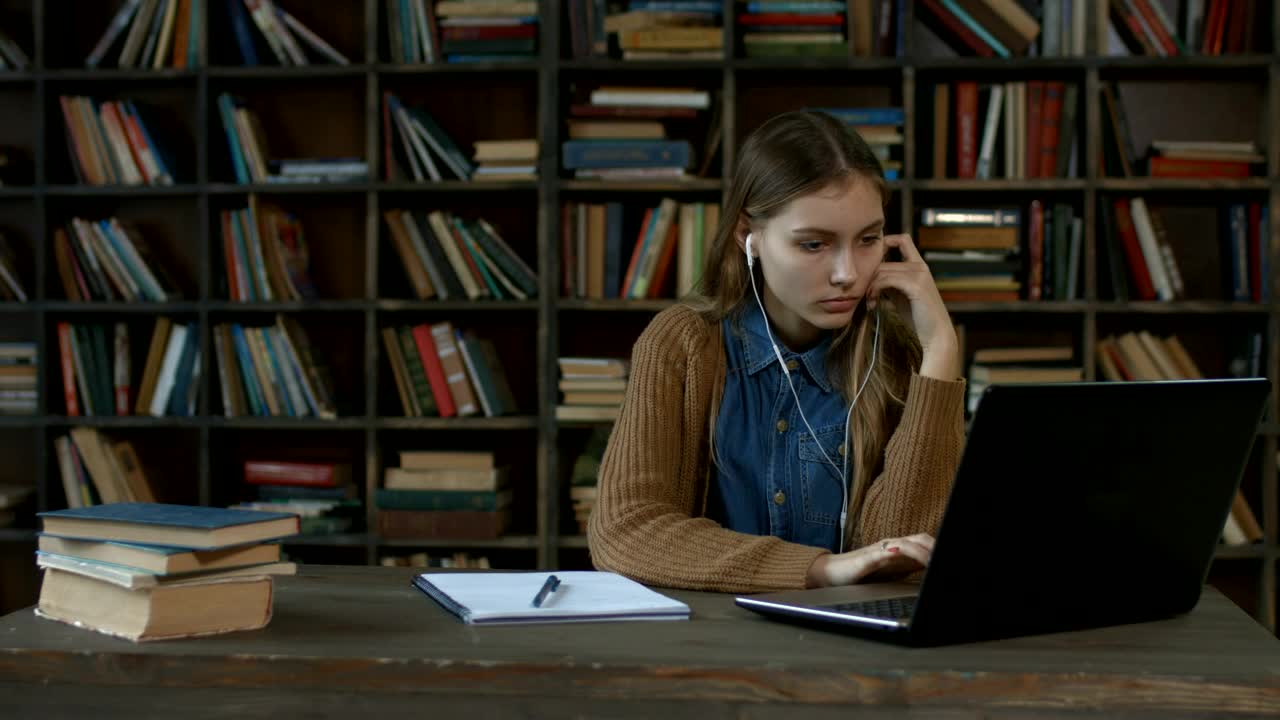 Download Stock Video Girl Doing Homework In A Library Live Wallpaper For PC