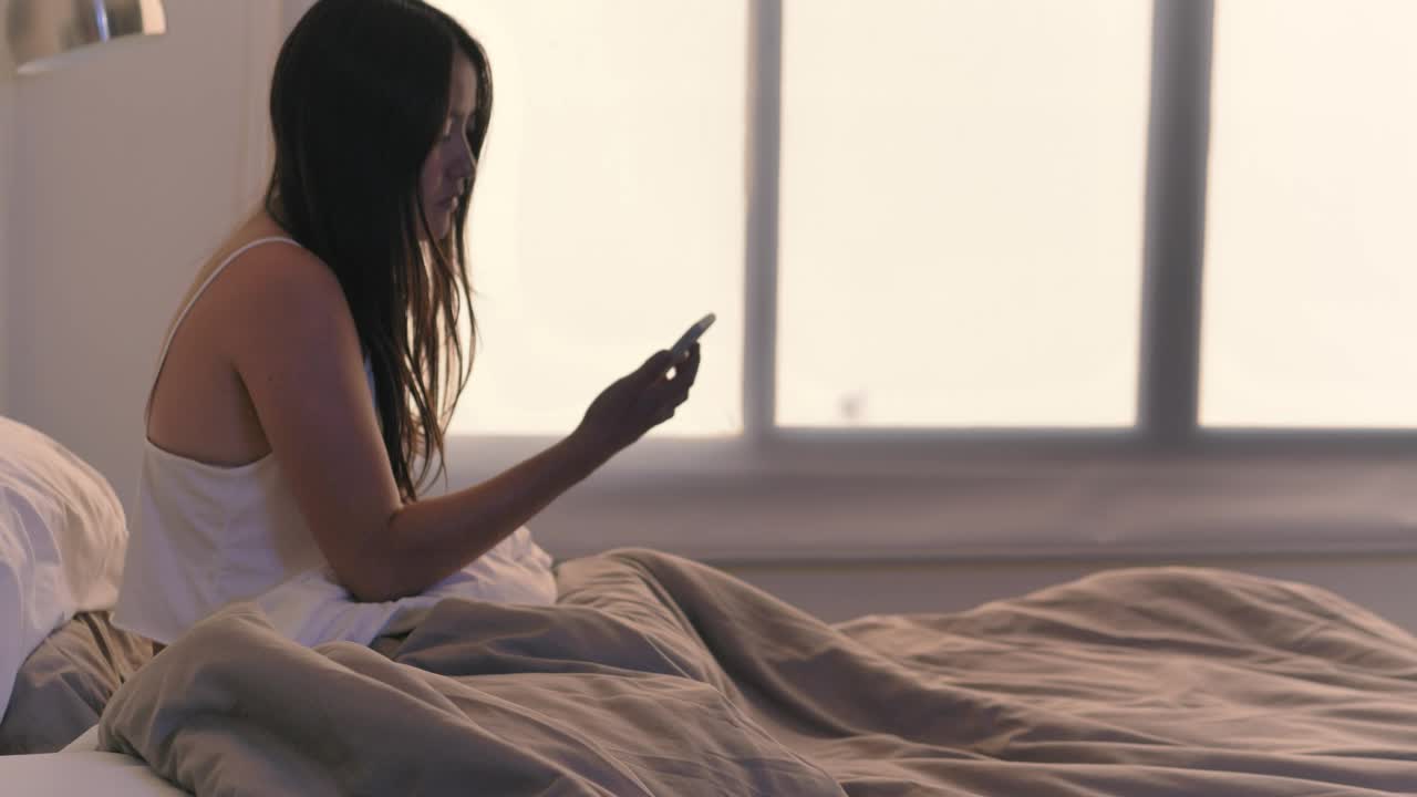 Download Stock Video Girl Checking Her Cell Phone In Her Bed Upon Waking Live Wallpaper For PC