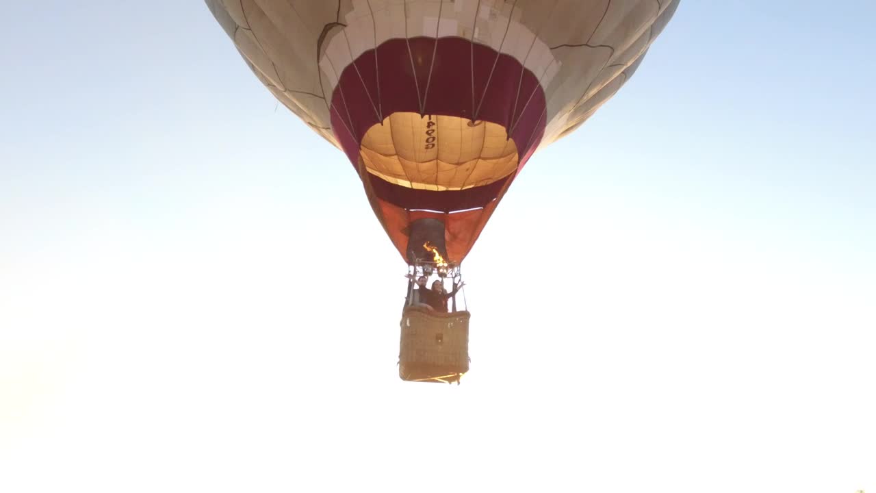 Download Stock Video Hot Air Balloon Landing Animated Wallpaper