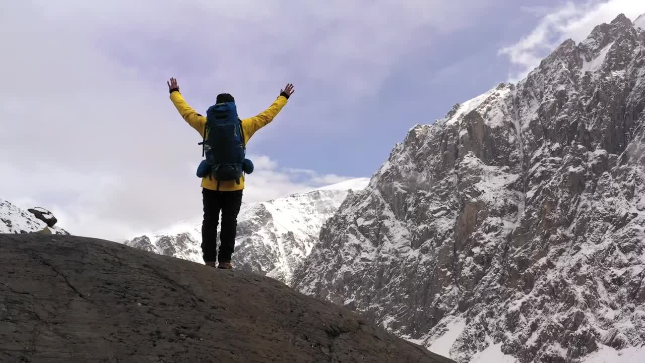 Download Stock Video Hiker On The Top Of A Mountain Enjoying The Freedom Animated Wallpaper