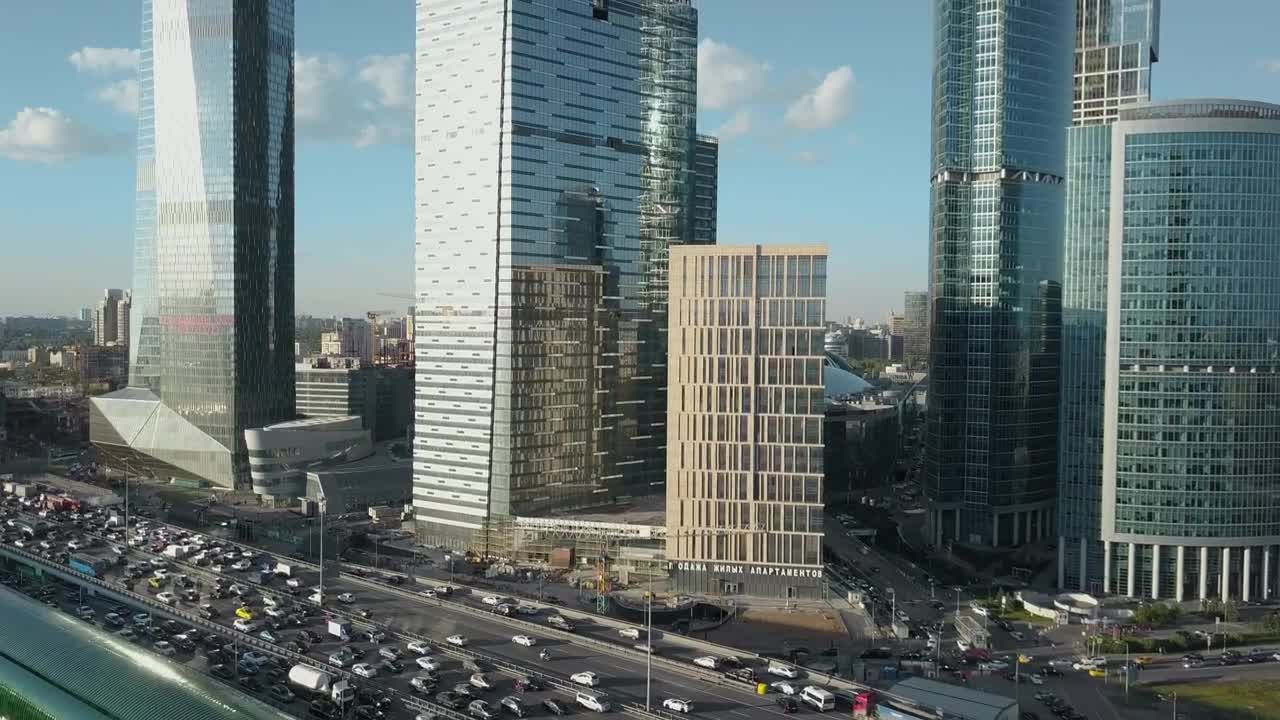 Download Stock Video Heavy Traffic Heading By Skyscrapers Animated Wallpaper