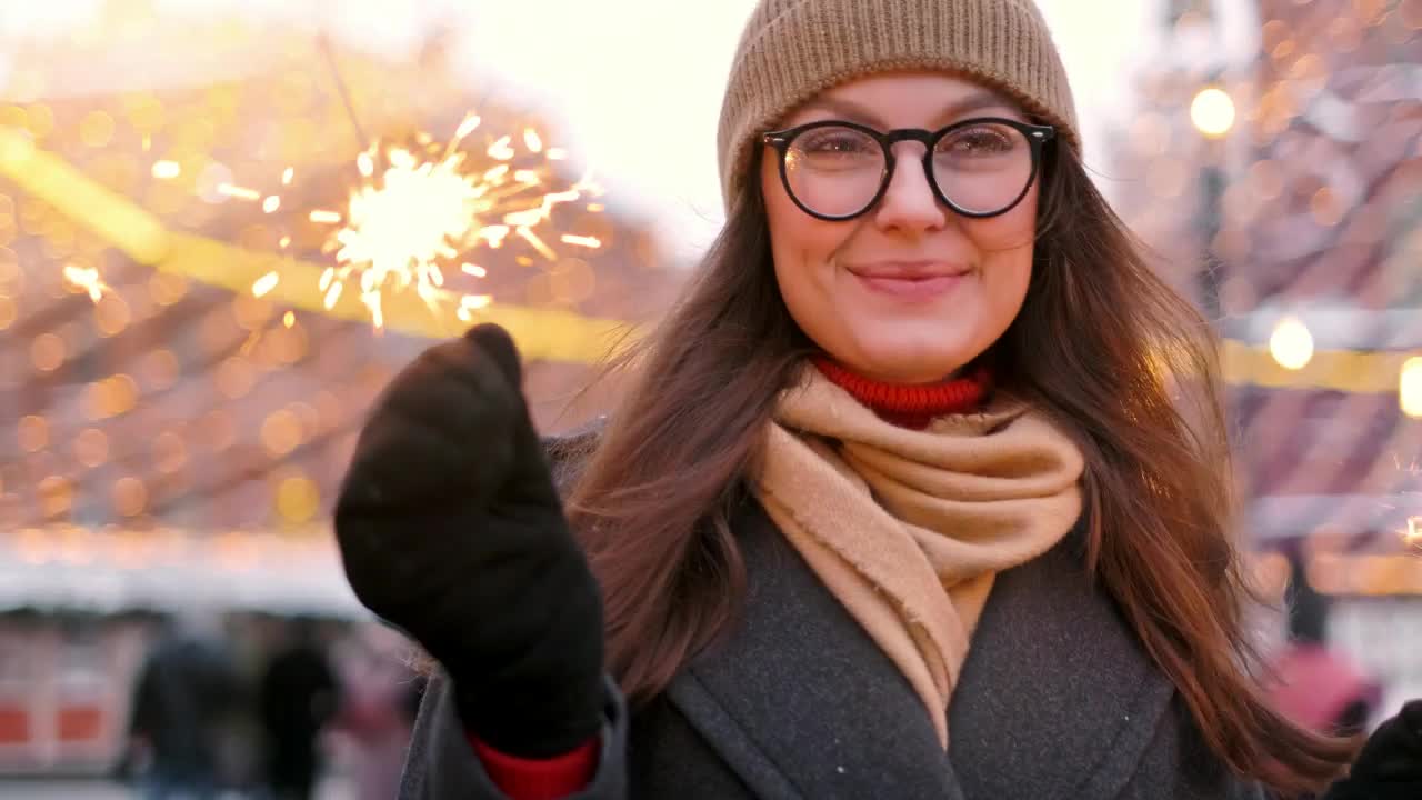 Download Stock Video Happy Woman With Sparklers At A Christmas Park Animated Wallpaper