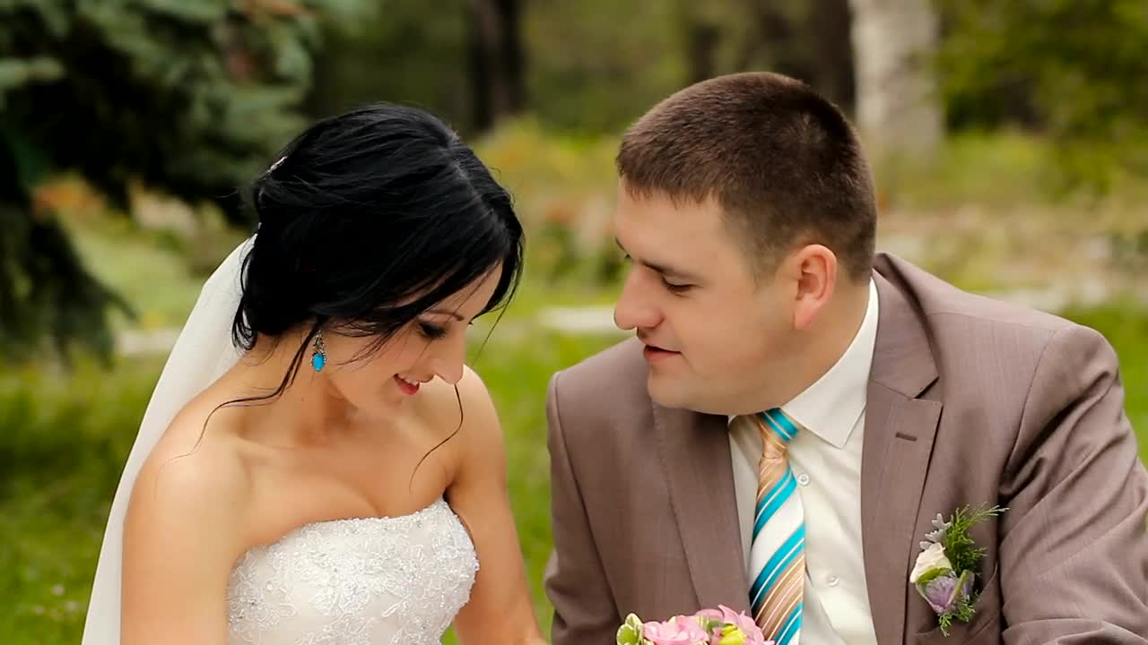 Download Stock Video Happy Newlyweds In The Garden Animated Wallpaper