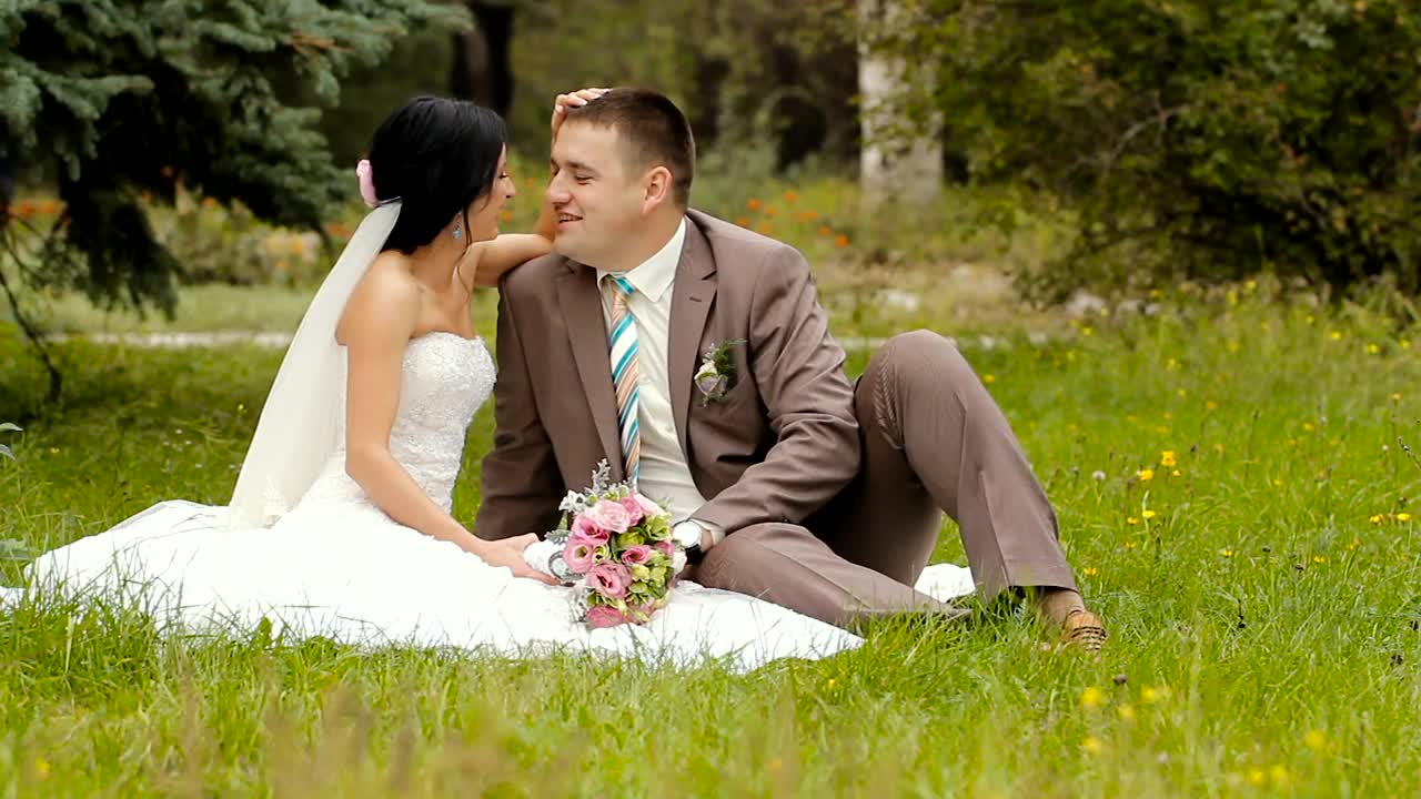 Download Stock Video Happy Newlywed Couple In The Park Animated Wallpaper