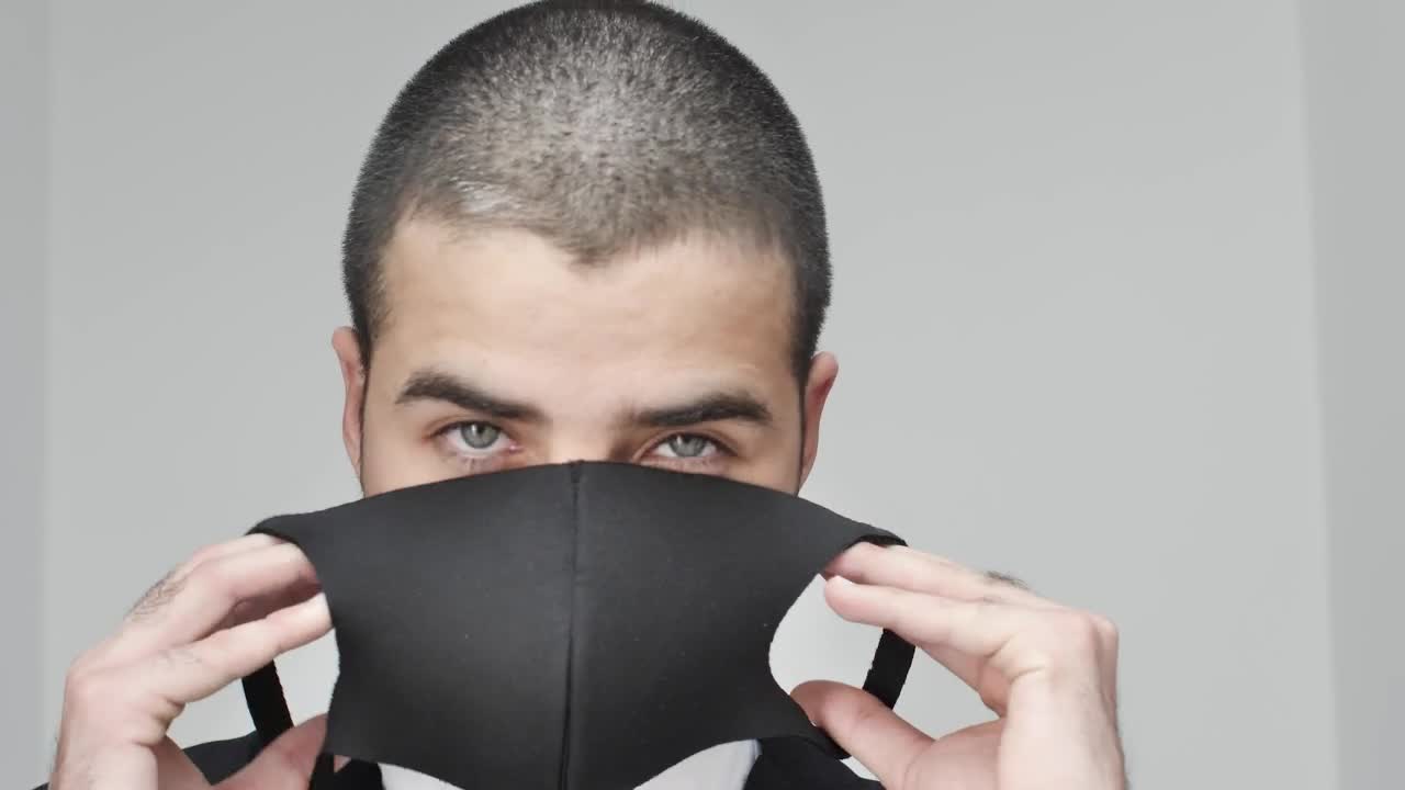 Download Stock Video Man Facing The Camera While Putting On A Mask Animated Wallpaper