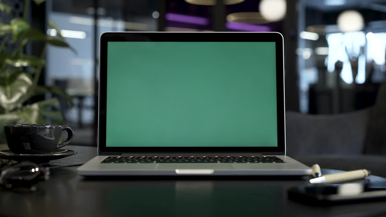 Download Stock Video Macbook With A Green Screen At The Office Animated Wallpaper