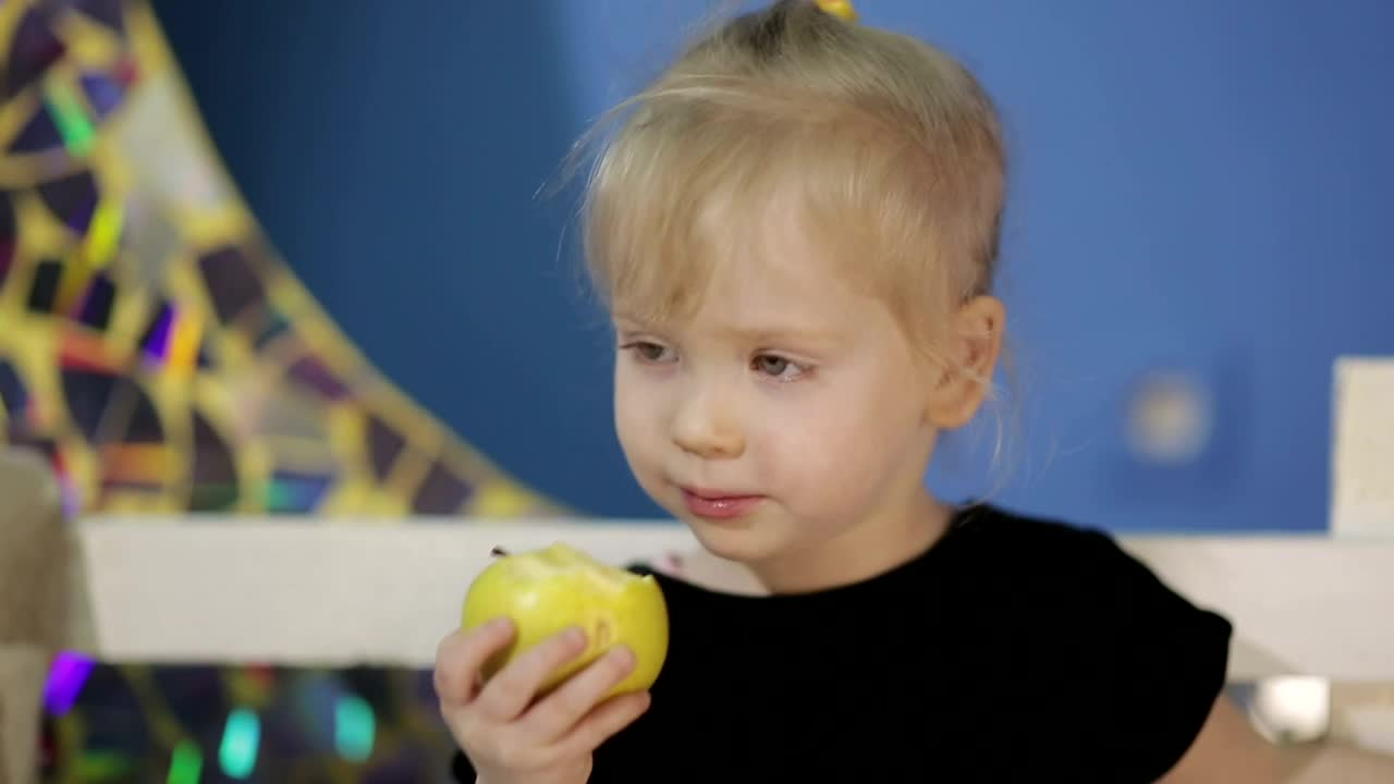 Download Stock Video Little Girl Eating An Apple Animated Wallpaper