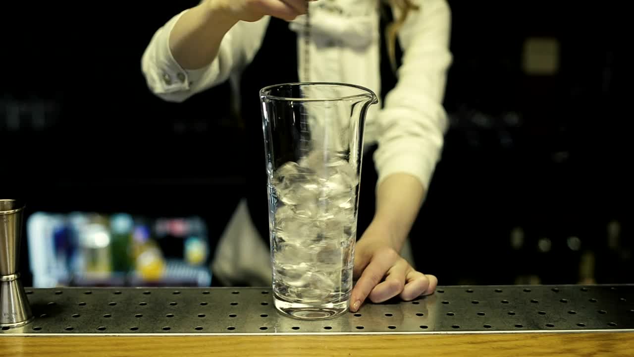 Download Stock Video Mixing Ice In A Cocktail Glas Animated Wallpaper