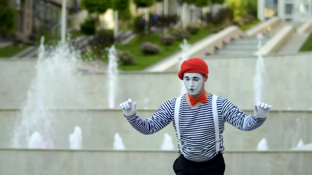 Download Stock Video Mime Preparing For His Act On The Stree Animated Wallpaper