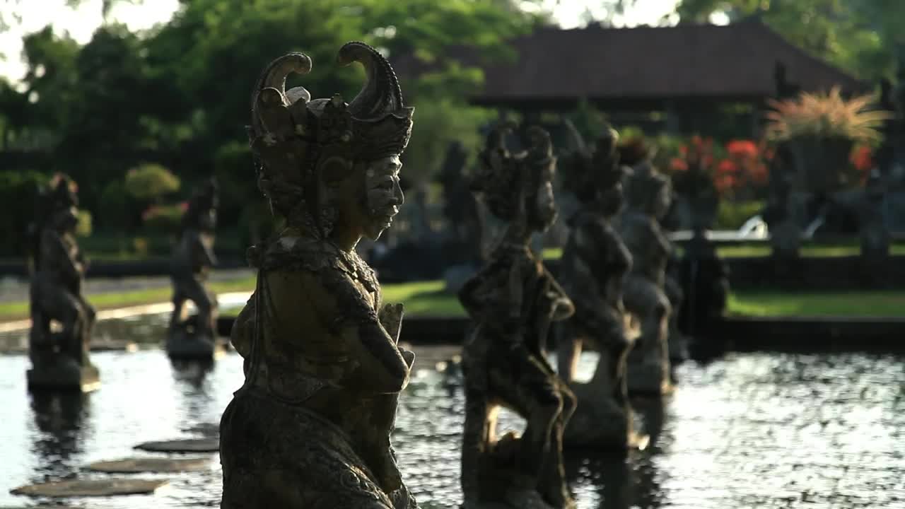 Download Stock Video Metal Statues In A Fountai Animated Wallpaper